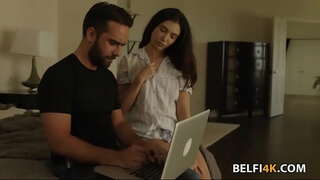 Slutty brunetka potrebuje veľký penis do úsek jej kundu