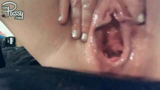 Leathan amaitéarach pussy a thógann dildo mór Leathan amaitéarach pussy a thógann dildo mór