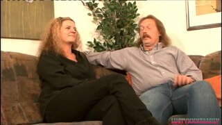 Milf brirë të mëdha jugs të marrë fuck nga vëllai i saj në ligj duke i lënë atij sperma në saj të mëdha boobs