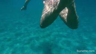 Kuogelea na yangu kitako kuziba katika bahari