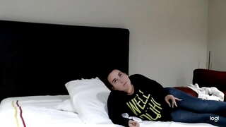 Dou-lhe a sua lechita mietras outro bebe