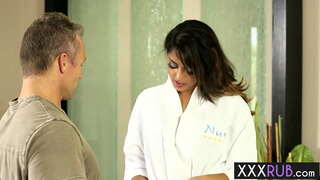 Тачаангуй бяцхан хүүгийн София Леон өвдөг сөхрөн залгисан дик дараа массаж