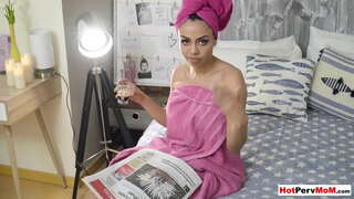 גרויס באָאָבעד ברונעט ליבהאָבער מאַמי ריידינג אויף איר סטעפּסאָנס דיק