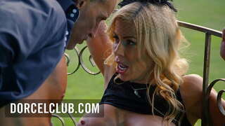 Sekss parkā ar busty blondīne MILF