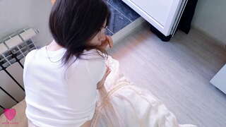 Худзенькая чароўная Брунэтка ў сэксуальным бодзі і акулярах любіць займацца гарачым сэксам, смактаць член і адчуваць член у сваёй маленькай шапіках, пакуль яна не атрымае сперму на сваю салодкую попку