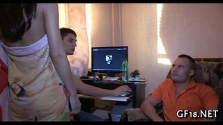 Ƽ�亮的年轻女孩站的狗时