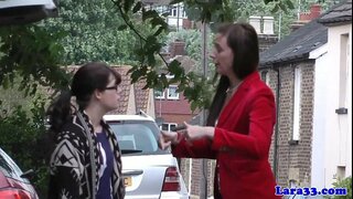 Engels volwasse pickingup onskuldige skool meisie