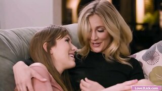 Stepmom ទទួលបានរបស់នាងលាដៃចង្អុលនិងលិទ្ធដោយ stepdaughter