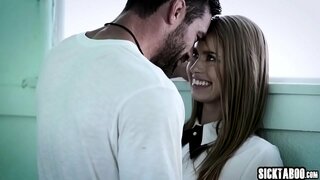 Sexy babe sinipsip malaking hard titi