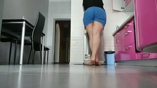 Mommy bermain di dapur. Sangat terangsang dan basah pussy