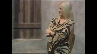 Pantat besar pirang jalang Hannah Harper menyebalkan dan fucks chef lemak dick di restoran