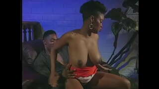 Noir mec lui lèche la chatte poilue d&#039;ébène babe et la baise en levrette sur la chaise