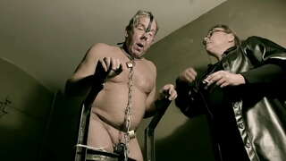 Máistreás aibreán - Dubh catsuit latex daor a bhí in úsáid